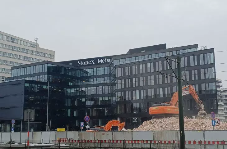 Rozbiórka kamienicy przy ulicy Mogilskiej 31 w Krakowie, w tle Mogilska Office 35