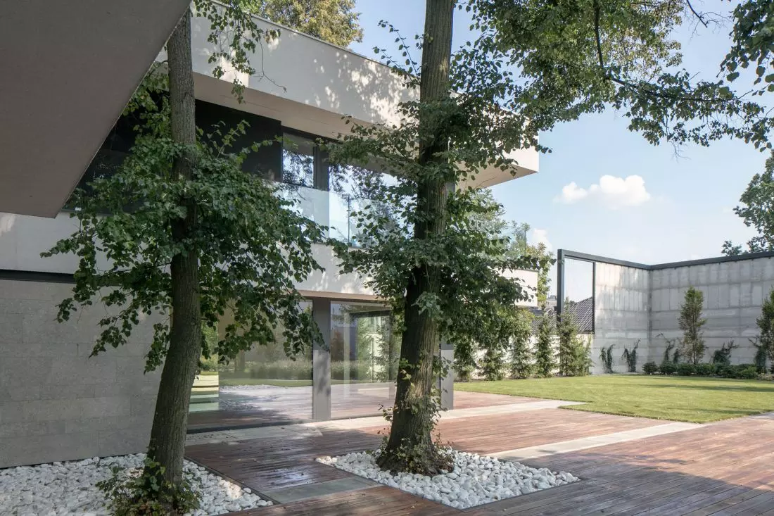 Nowoczesny dom na wąskiej działce. REFORM Architekt