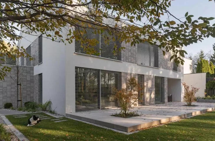 The architect decided to move the building towards the border of the plot, which made it possible to develop a spacious garden zone on the south side