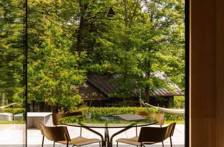 The first floor flows seamlessly into a terrace, the floor of which has been extended from inside the