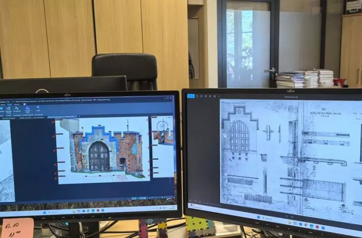 Right - Scan of technical documentation from 1887 showing the gate at the Little Tower. Left - Contemporary inventory of the same object in ZWCAD - outline photogrammetry extracted from the point cloud.