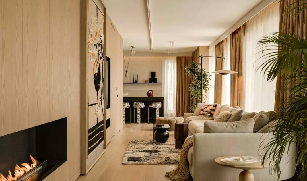 Jednym z kluczowych pojęć opisujących to wnętrze jest idea „quiet luxury” — luksusu dyskretnego, wyrażonego poprzez jakość i trwałość