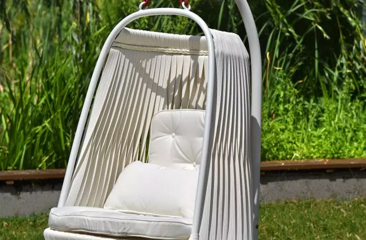Garden swings do not go out of fashion