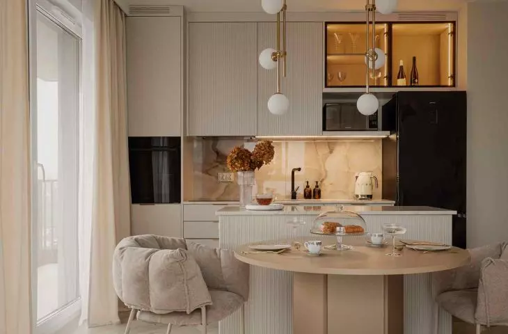 In the 59-square-meter space, the architecture does not compete with the user, but organizes his daily rhythm