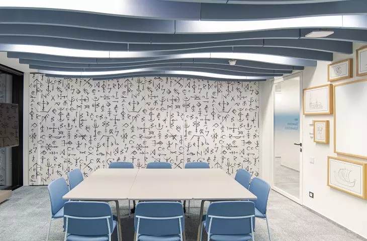 System paneli Ecophon Solo Baffle Wave w biurze ISS Gdańsk