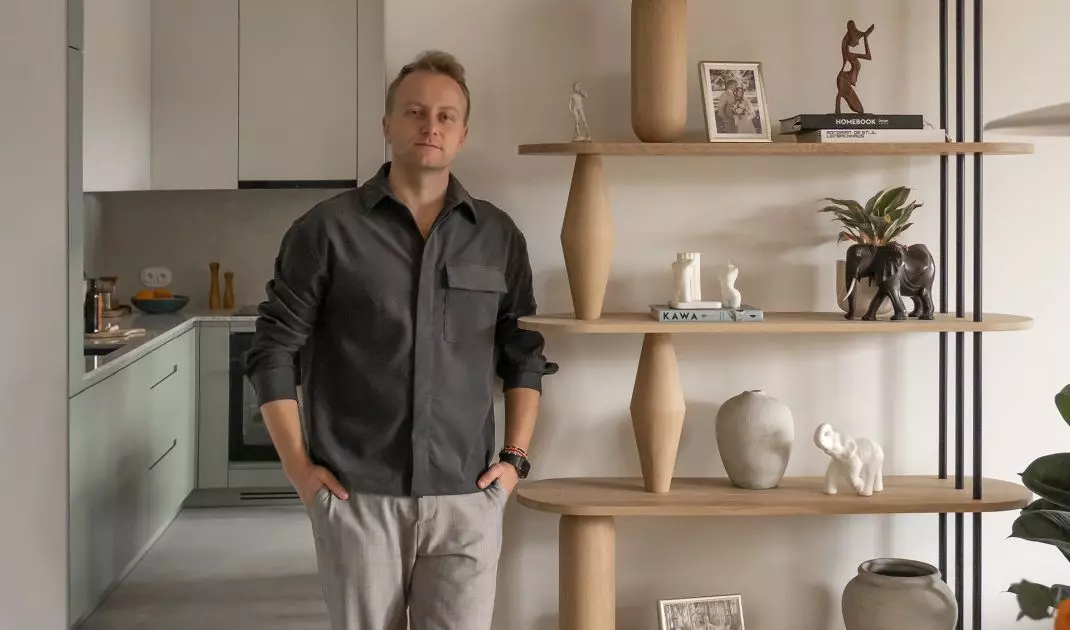 Kamil Paszek w swoim mieszkaniu