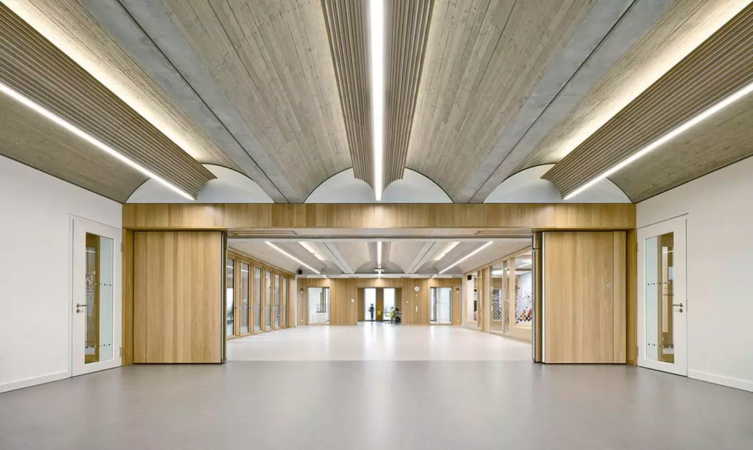 Four Primary Schools in Modular Design, Monachium — cztery szkoły podstawowe w konstrukcji modułowej ze sklepieniem kolebkowym, które chroni przed monotonią i anonimowością, tworząc charakterystyczną przestrzeń dla uczniów i nauczycieli, proj.: wulf architekten, 2017 © Brigida González | wulf architekten