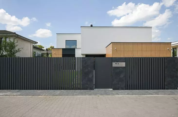 Front fence - ridge fence with quartz sinter walls