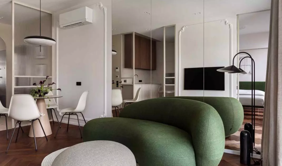 Architekci z MIRRO STUDIO zdecydowali się na subtelne przegrody szklane i ryflowane
