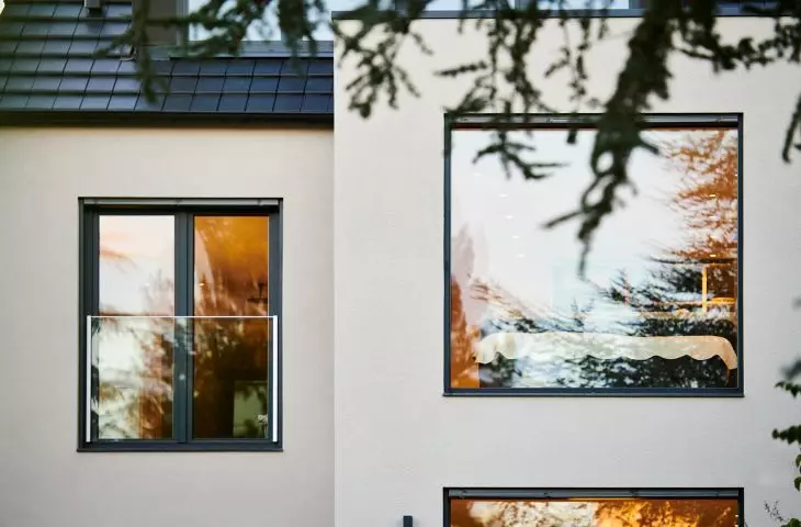 Portfenetr and fixed window in the LivIng PVC-U system Photo © Philipp Oesterle / Schüco