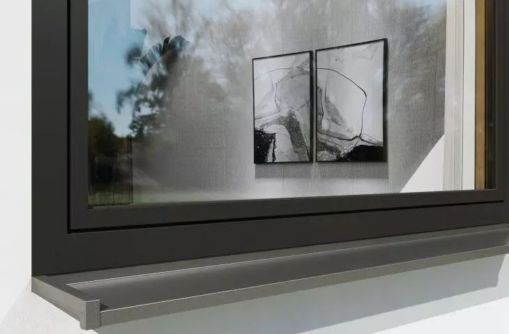Hybrydowe okno Schüco Symbiotic imponuje eleganckim, zlicowanym wyglądem aluminiowej ramy od zewnątrz Fot. Schüco