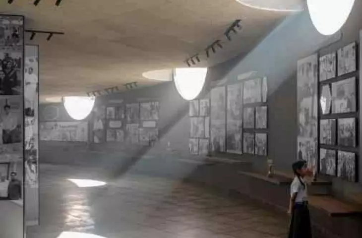 Muzeum jest oświetlane pośrednio dzięki zagłębieniom uformowanym w nasypach ogrodu dachowego