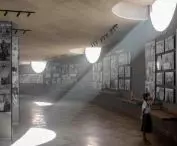 Muzeum jest oświetlane pośrednio dzięki zagłębieniom uformowanym w nasypach ogrodu dachowego