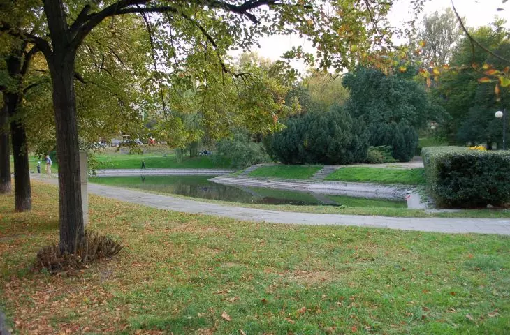 Jeden ze zbiorników wodnych na terenie parku Kazimierzowskiego w Warszawie