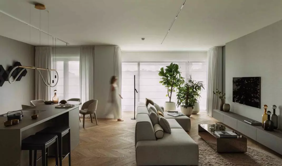 Architektki pracowni VIA NOVA podkreślały potrzebę stworzenia wnętrza wizualnie spokojnego, a jednocześnie bogatego w subtelne niuanse