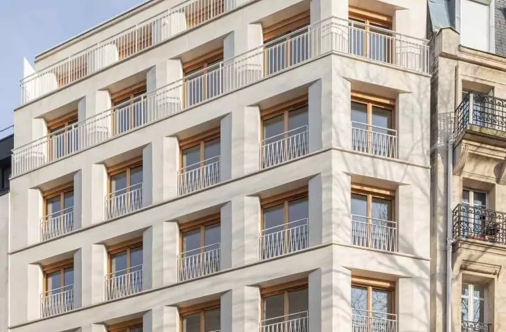 Residential block at 18 Rue Pradier in Paris