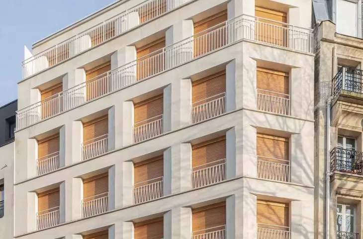 Blok mieszkaniowy przy 18 Rue Pradier w Paryżu