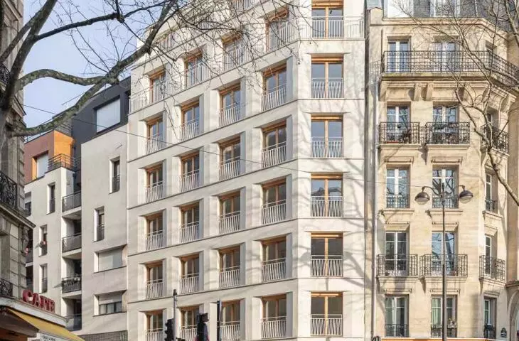 Blok mieszkaniowy przy 18 Rue Pradier w Paryżu