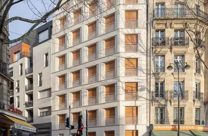 Residential block at 18 Rue Pradier in Paris