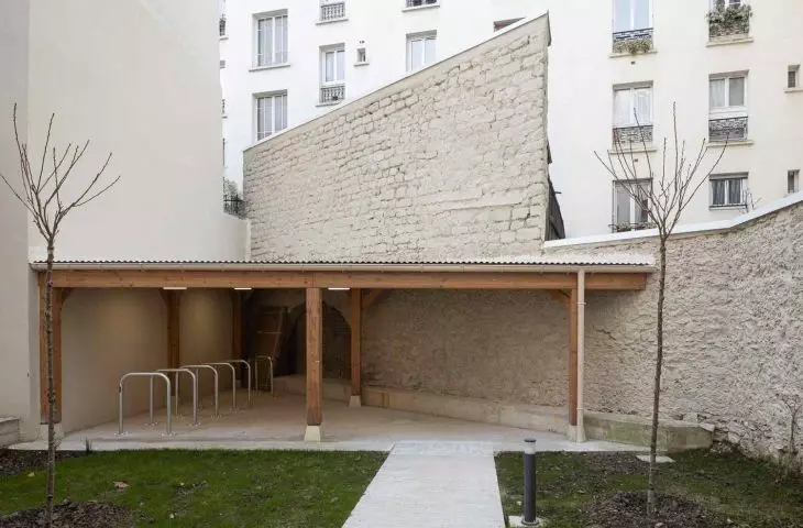 Residential block at 18 Rue Pradier in Paris