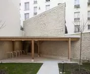Residential block at 18 Rue Pradier in Paris