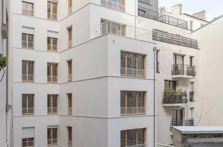 Residential block at 18 Rue Pradier in Paris