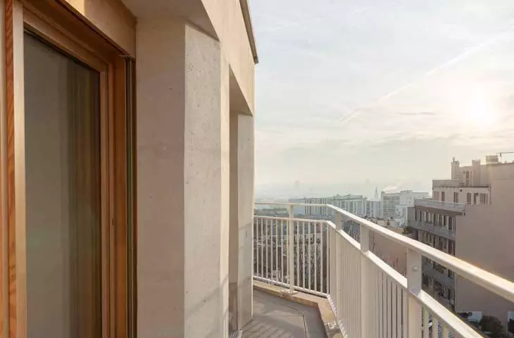 Residential block at 18 Rue Pradier in Paris