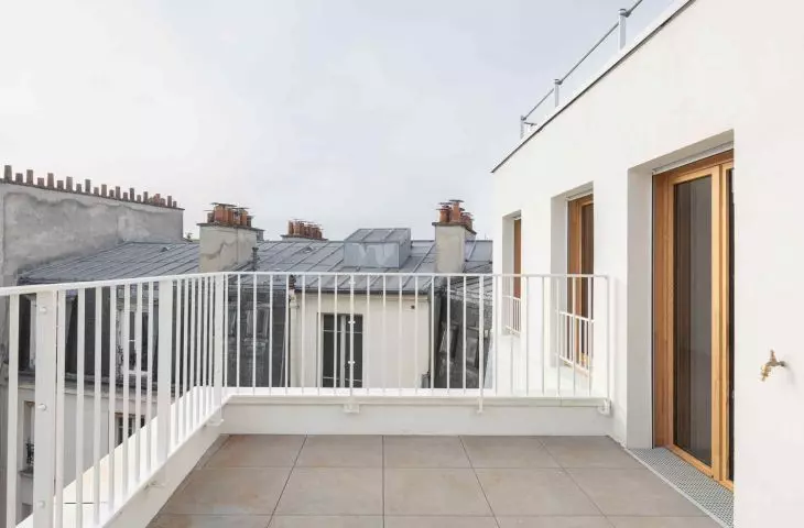 Residential block at 18 Rue Pradier in Paris
