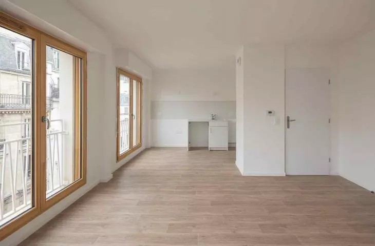 Residential block at 18 Rue Pradier in Paris