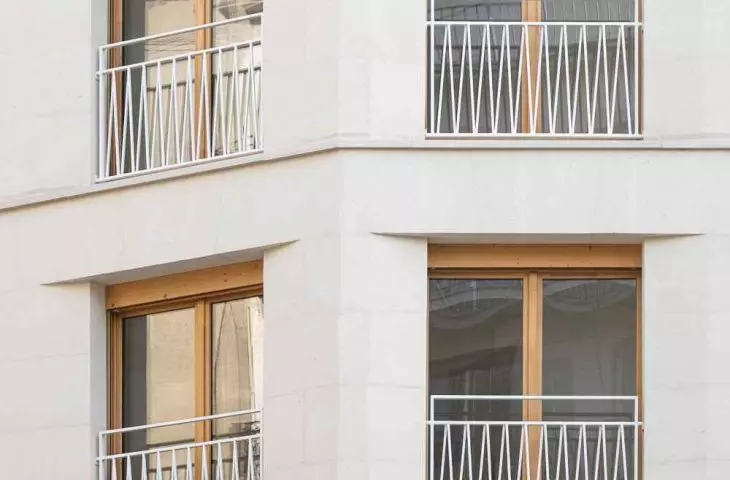 Blok mieszkaniowy przy 18 Rue Pradier w Paryżu