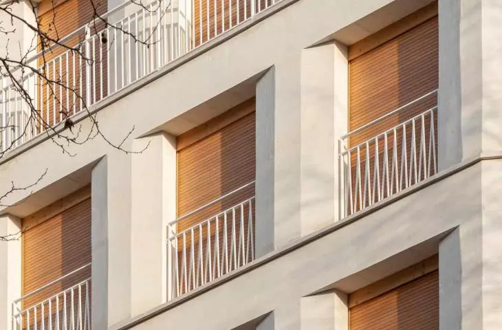 Blok mieszkaniowy przy 18 Rue Pradier w Paryżu