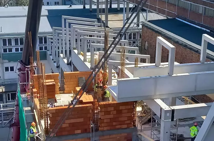 Montaż elementów prefabrykowanych z użyciem dźwigu