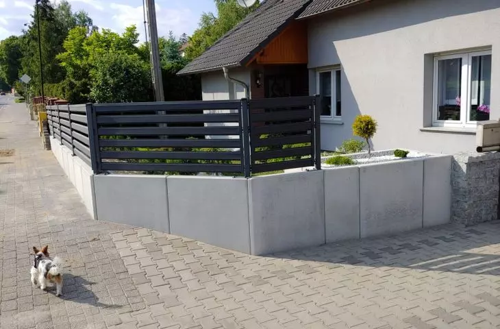 Mur oporowy jako element ogrodzenia