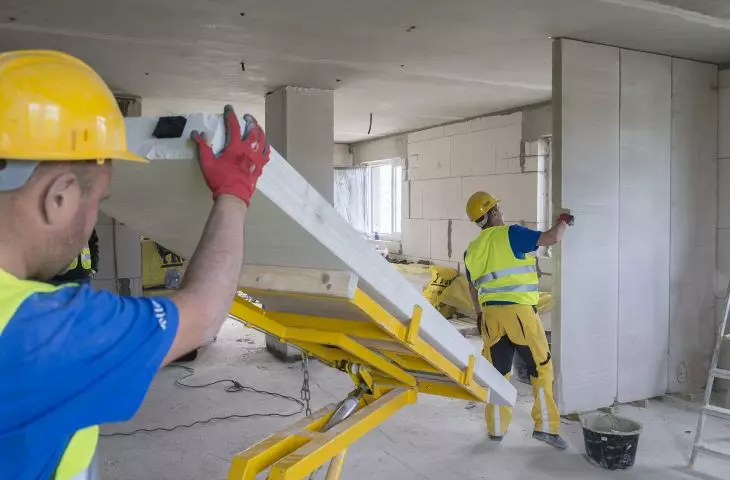 Panele Ytong montuje się przy użyciu specjalnych wózków, a mechanizacja znacząco zwiększa efektywność prac