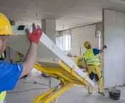 Panele Ytong montuje się przy użyciu specjalnych wózków, a mechanizacja znacząco zwiększa efektywność prac