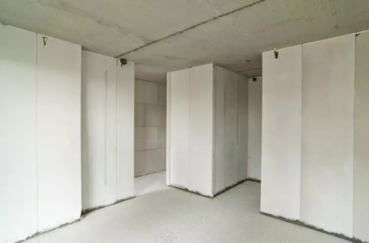 Gładką powierzchnię ścian z Ytong Panel można wykończyć cienkowarstwową powłoką lub płytkami czy tapetą, naklejanymi bezpośrednio na przegrodę