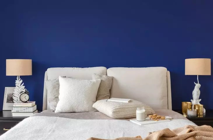 Bedroom wall in Pantone Classic Blue color