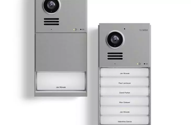 IQ Door outdoor station.  Variant with 1-3 buttons; variant with 4 or 6 buttons