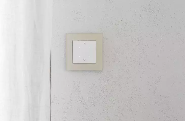 Simon GO - controller for roller blinds, shades, awnings, curtains, controlled by smartphone (Wi-Fi) in Simon 55 Nature frame