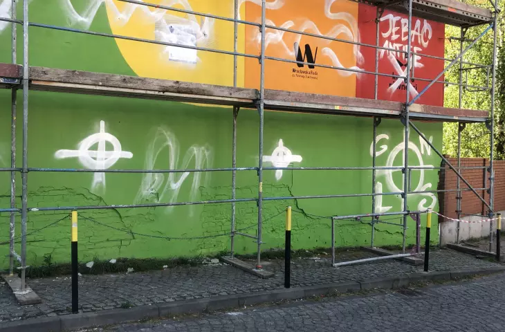 Zniszczony mural „Klimat na Równość” we Wrocławiu