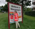 Nieuwegein, na zdjęciu radna Maria Schouten zakleja tęczą Puławy na tablicy z miastami partnerskimi
