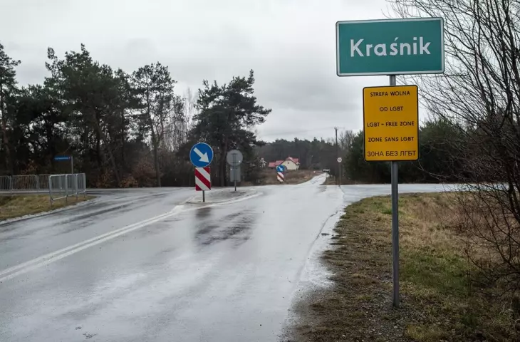 Tablica na wjeździe do Kraśnika umieszczona w ramach akcji Barta Staszewskiego