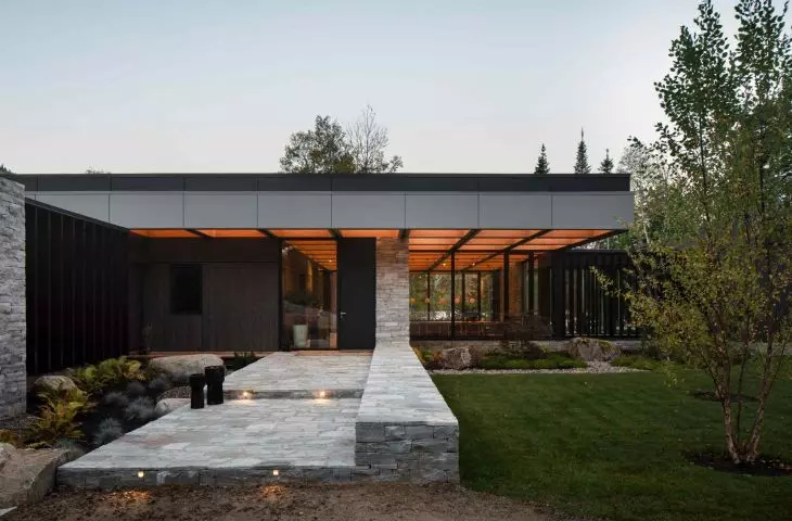 The house on Lac Archambault Lake, in Saint-Donat, Canada, was built as a response to the landscape of the