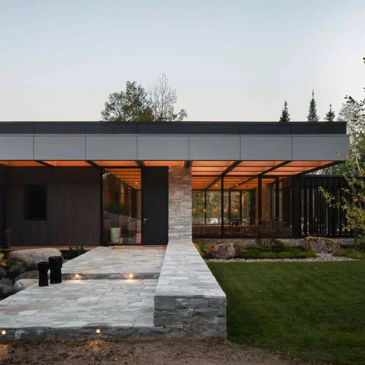 The house on Lac Archambault Lake, in Saint-Donat, Canada, was built as a response to the landscape of the