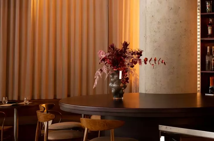 from the table, hugged to the massive column, like circles on the water, other elements are arranged - a round mirror suspended above the tabletop, a spatial voile made of thin threads, a semi-circular lodge