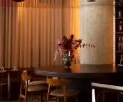 from the table, hugged to the massive column, like circles on the water, other elements are arranged - a round mirror suspended above the tabletop, a spatial voile made of thin threads, a semi-circular lodge