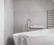 Łazienka w szarych kolorach