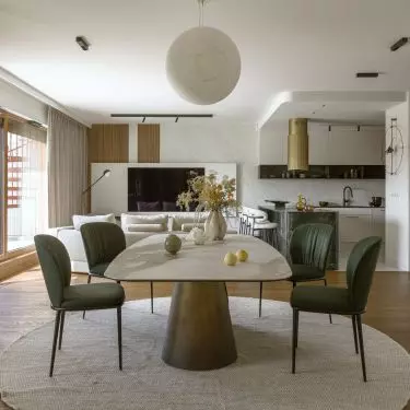 138-square-meter apartment in Warsaw's Kabaty district
