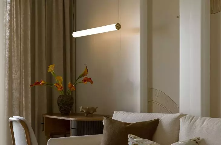 The color composition of the apartment is based on earthy colors: greens, browns, broken beiges and accents of black