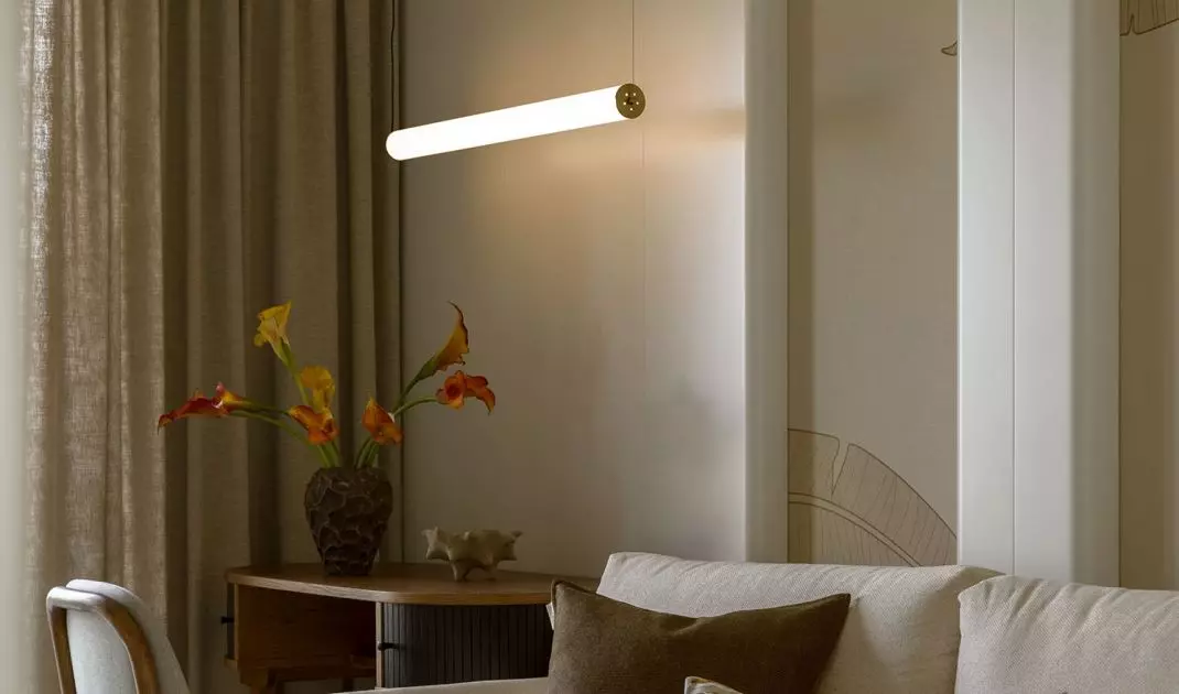 The color composition of the apartment is based on earthy colors: greens, browns, broken beiges and accents of black